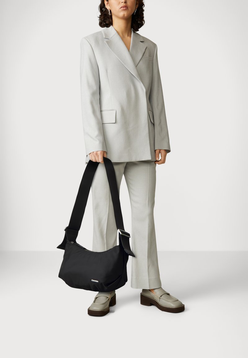 Calvin Klein WIDE STRAP SHOULDER BAG Handbag black Zalando.co.uk