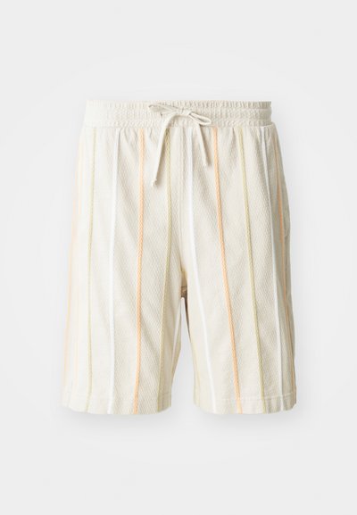 Hvide letvægts shorts med lodrette striber i orange, gul og grøn. Har en elastisk talje med snørelukning.