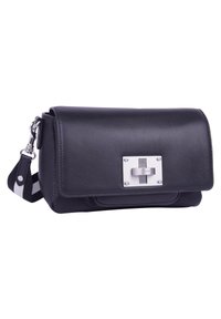 Sac à bandoulière en cuir noir avec une surface texturée, des finitions en métal argenté et un fermoir avant proéminent. Possède une sangle réglable rayée.