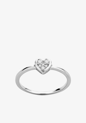 Srebrni prsten s postavkom u obliku srca ukrašen malim okruglim dijamantima, s glatkim dizajnom trake i poliranim završetkom.