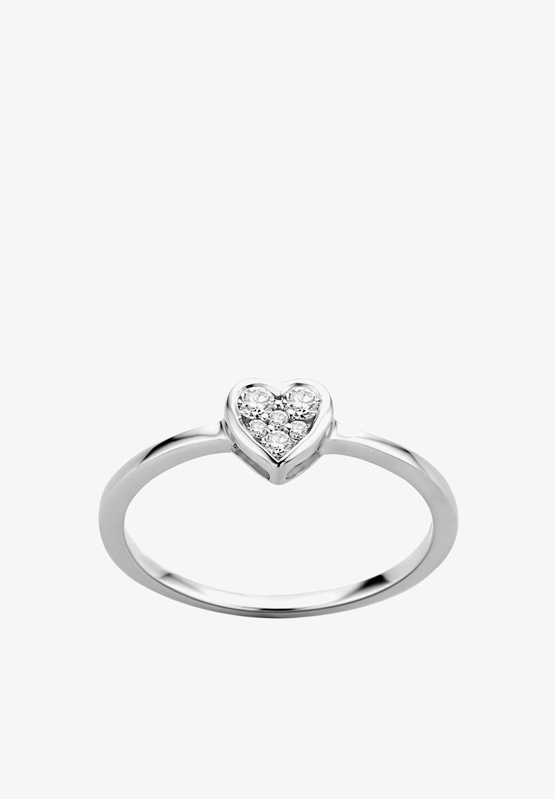 Strieborný prsteň s uzáverom v tvare srdca ozdobeným malými okrúhlymi diamantmi, s hladkým dizajnom obrúčky a lešteným povrchom.