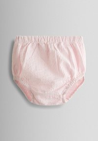 Svetloružové elastické šortky s tenkými bielymi pruhmi, s nariasenými stranami a hladkou, mäkkou textúrou.