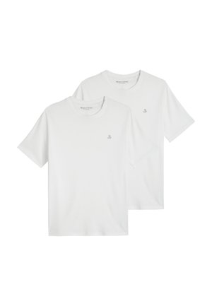 Due t-shirt bianche semplici a maniche corte con scollo tondo e piccolo logo "M OP" sulla parte superiore sinistra del petto, impilate una sopra l’altra su sfondo bianco.