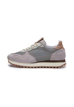 Scarpa da ginnastica casual grigia e beige con chiusura con lacci, tomaia in camoscio e materiale sintetico, colletto imbottito e suola in gomma marrone con battistrada.