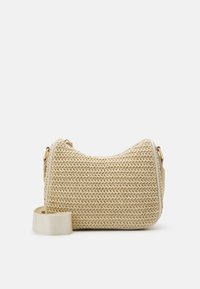 Beżowa pleciona torebka o zakrzywionym kształcie. Posiada teksturowaną powierzchnię, złote okucia oraz dopasowany, regulowany pasek. Zapięcie na suwak.