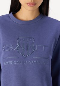 GANT TONAL SHIELD C NECK - Sweatshirt - dusty navy