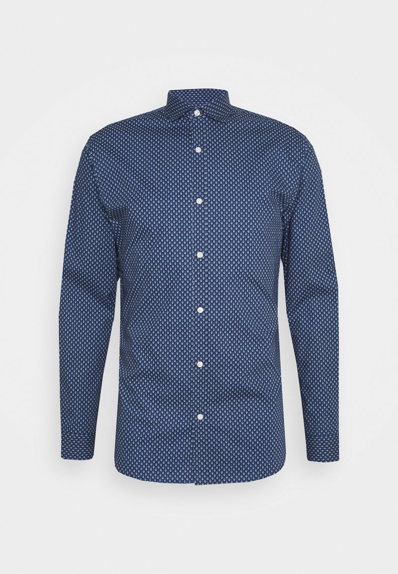 Marineblaues Langarmhemd mit kleinen weißen geometrischen Mustern und klassischem Kragen, auf weißem Hintergrund präsentiert.
