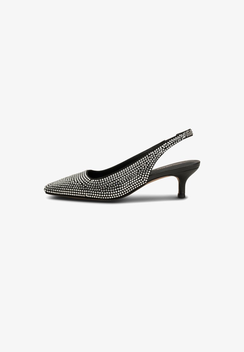 Chaussure à talon slingback noire à bout pointu, couverte de petits clous argentés avec un petit talon kitten sur fond blanc.