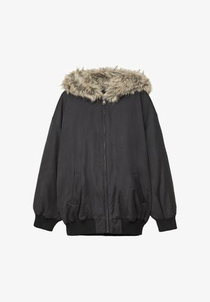 Crna bomber jakna s kapuljačom od umjetnog krzna, zatvaranjem na patentni zatvarač, elastičnim manšetama i džepovima. Mekana tekstura, oversized kroj i glatka površina.