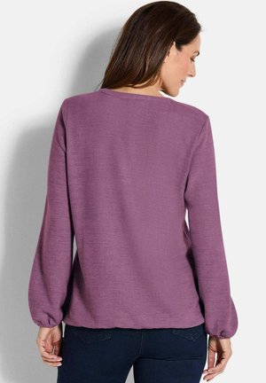 Lila Pullover mit langen Ärmeln aus strukturiertem Stoff, mit rundem Halsausschnitt und gerafften Bündchen. Die Rückansicht zeigt eine lockere Passform.