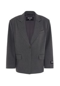 Blazer grigio scuro a un bottone con rever a punta, due tasche a pattina frontali, tasca a welt sul petto e etichetta WRSTBHVR sul polsino sinistro.