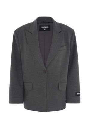 Blazer grigio scuro a un bottone con rever a punta, due tasche a pattina frontali, tasca a welt sul petto e etichetta WRSTBHVR sul polsino sinistro.
