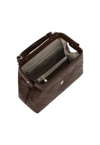 Brun quiltet læder håndtaske med en top-håndtag og sølv hardware, der har et mønstret interiør med lynlås- og slip-lommer.