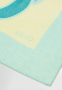 Sciarpa rettangolare leggera di colore verde menta con una texture morbida. Presenta un motivo sottile e il logo "LIU-JO" in azzurro nell'angolo.