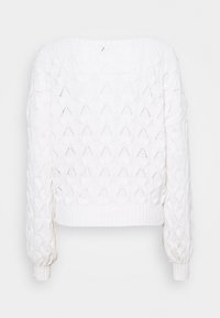 Biały sweter z dzianiny z wzorem w romby, krótką długością i bufkowymi rękawami, z prążkowanym dołem i mankietami. Miękka tekstura.