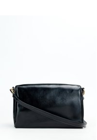 Borsa a tracolla in pelle nera con texture liscia, forma rettangolare e tracolla removibile. Presenta accenti in hardware dorato.