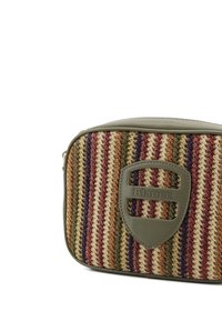 Borsa rettangolare con tessuto intrecciato a righe rosse, verdi e beige. Dettagliata con una rifinitura sintetica verde e un particolare logo.