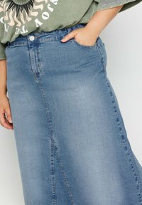 Yours Clothing CURVE - Falda larga - blue