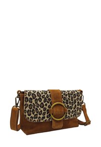 Sac à main en imprimé léopard avec une base en daim marron, doté d'un détail en métal doré circulaire et d'une bandoulière réglable.