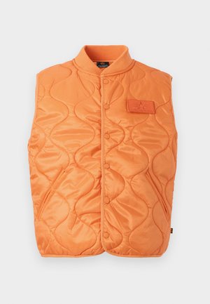 Gesteppte orangefarbene ärmellose Weste mit Druckknöpfen, geripptem Kragen, Seitentaschen und einem aufgenähten rechteckigen Patch auf der Brust.