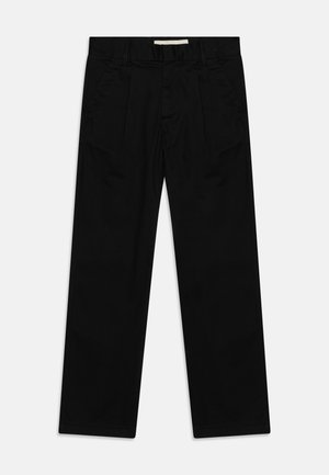 Czarne spodnie o prostym kroju nogawki, z plisowanym przodem, szlufkami na pasek, bocznymi kieszeniami oraz gładkim, matowym materiałem bawełnianym.