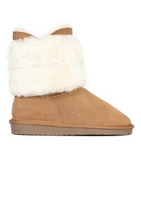 Tan mockasiner med en mjuk, vit fuskpälskrage. Rund tå och platt gummisula med mönstrad greppyta. Avslappnad design som går till mitten av vaden.