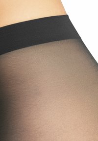 Czarne nieprzezroczyste rajstopy z teksturowaną, oddychającą tkaniną i szerokim elastycznym pasem. Materiał wygląda na gładki i lekko przejrzysty.