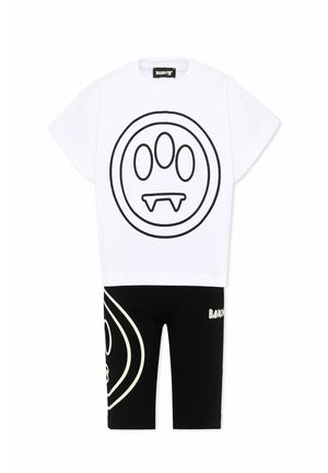 Wit T-shirt met grote zwarte omrande pootafdruk en hoektanden boven zwarte shorts met bijpassende pootafdruk en merknaam "Barrow".