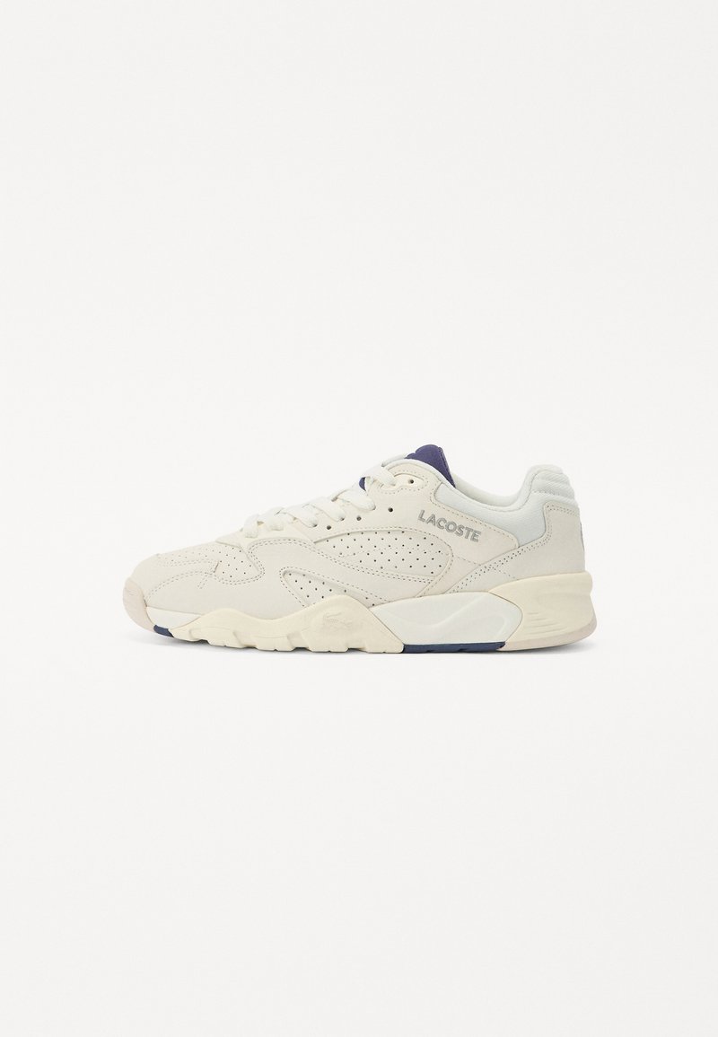 Lacoste sportcipő off-white színben, texturált bőr felsőrésszel. Perforációkkal, sötétkék nyelvvel és vastag fehér gumitalppal rendelkezik.