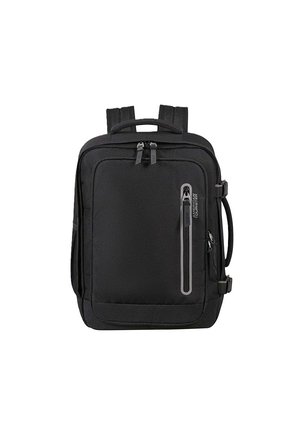Zaino rettangolare nero con spallacci imbottiti, tasca frontale verticale con zip, maniglia laterale e logo "American Tourister" sulla tasca frontale.