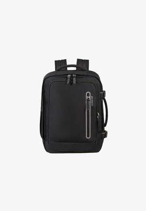 Zaino rettangolare nero con spallacci imbottiti, tasca frontale verticale con zip, maniglia laterale e logo "American Tourister" sulla tasca frontale.