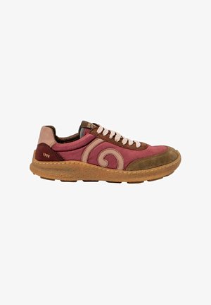 Zapatillas de corte bajo en suede rosa, marrón y tostado con cordones rosa claro, un diseño lateral ondulado y suela de goma texturizada.
