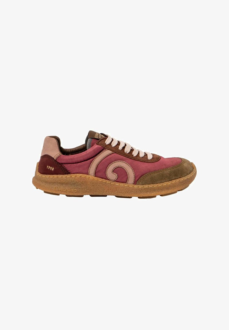 Zapatillas de corte bajo en suede rosa, marrón y tostado con cordones rosa claro, un diseño lateral ondulado y suela de goma texturizada.