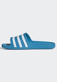 Blauwe sandaal met een schuifband met drie witte horizontale strepen, voorzien van een getextureerde zool en een glad bovenmateriaal.