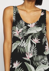 Canotta nera con un motivo floreale tropicale, caratterizzata da foglie verdi e fiori rosa. Tessuto morbido, con scollatura a girocollo e vestibilità comoda.