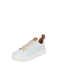 Sneaker in pelle azzurro chiaro con lacci beige, un tab in pelle testurizzata color marrone chiaro e un motivo decorativo sul tallone. Presenta una suola in gomma.