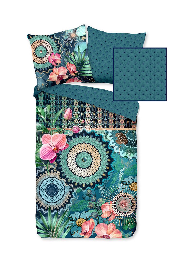 Bettwäsche-Set mit einem dunklen Tannengrün als Hintergrund, floralen Mustern, Mandala-Designs und einer strukturierten Akzentuierung auf den Kissen. Enthält ein passendes Stoffmuster.