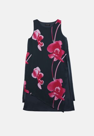 Abito senza maniche di colore blu navale con grandi stampe di orchidee rosa, orlo asimmetrico, tessuto morbido e scollatura rotonda per una silhouette fluida.