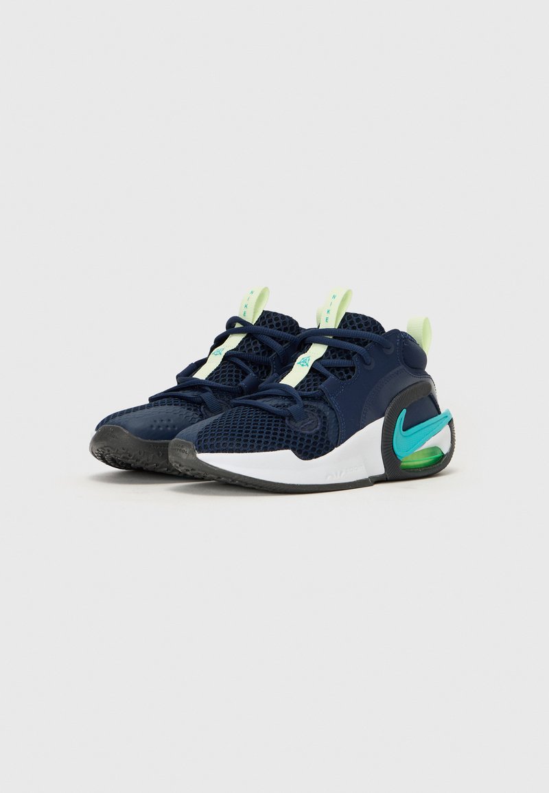 Zapatillas de malla en color navy con superposiciones sintéticas, detalles en verde y azul, suela de goma negra y sistema de cordones ajustable. Detalle notable de unidad de aire.