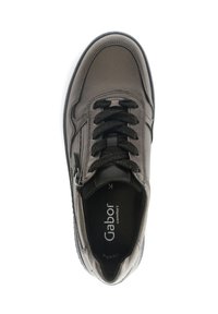 Grijze leren sneaker met zwarte veters, zijrits en zwarte binnenzool gemarkeerd met "Gabor comfort", bekeken van bovenaf.