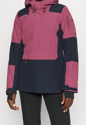 Tweekleurige roze en donkerblauwe capuchonjack met ritssluiting aan de voorkant, borstzak en verstelbare polsafsluitingen, gedragen door een staande persoon.