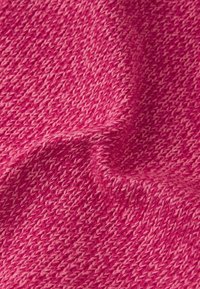 Koszulina z dzianiny w intensywnym różowym kolorze z teksturowanym wzorem. Splot pokazuje mieszankę jaśniejszych i ciemniejszych różowych włókien, co tworzy wrażenie głębi.