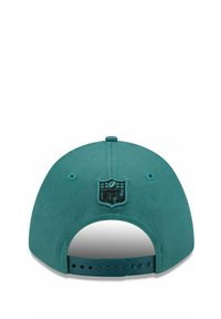 Türkisfarbene Baseballmütze mit einer strukturierten Krone, verstellbarem Kunststoffverschluss und schwarz gesticktem NFL-Emblem auf der Rückseite. Glatte Stofftextur.