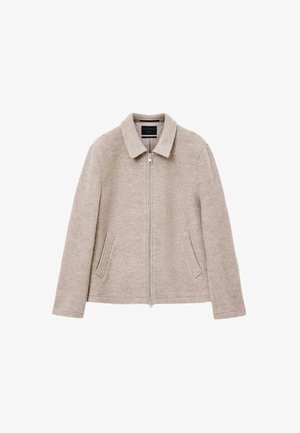 Chaqueta de mezcla de lana beige con cierre de cremallera en el frente, cuello, dos bolsillos laterales y una tela texturizada. Forro interior suave y diseño sencillo.