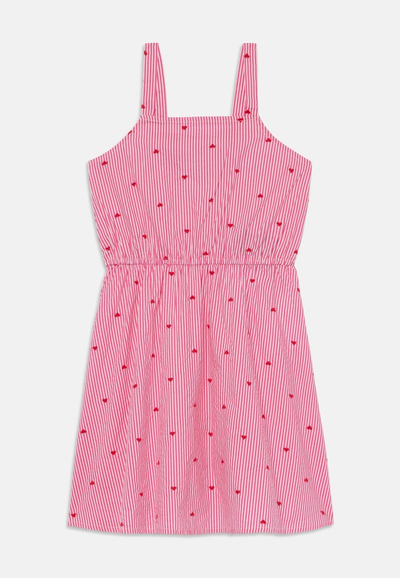 Robe rose sans manches avec fines rayures blanches verticales et petits motifs de cœurs rouges, taille élastiquée froncée et encolure droite.