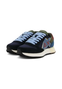 Marineblaue und grüne Sneakers mit blauen Schnürsenkeln, aus Wildleder und Mesh-Materialien, weißer Zwischensohle, gemusterten Akzenten und hervorgehobenem Logo an der Seite.
