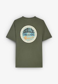 Olijfgroen katoenen T-shirt met een ronde grafische logo met een doodskop en visgraatontwerp in blauw en oranje op de achterkant.