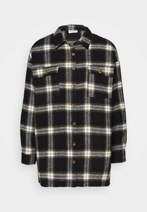 Schwarz-weißes Karo-Flanellhemd mit gelben Akzenten, durchgehender Knopfleiste, zwei Brusttaschen und langen Ärmeln. Weiche Textur, lockere Passform.