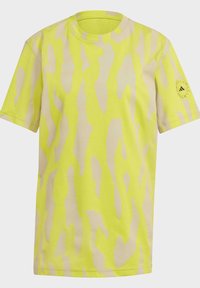 Ljusgul t-shirt med ett ljusbeige abstrakt mönster, korta ärmar, rund halsringning och diskret varumärke på vänster ärm.