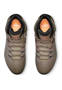 Wandelschoenen in olijfgroen leer met grijze accenten. Voorzien van een gevoerde kraag, versterkte neus en multifunctionele veters. Gestructureerde zool voor grip.